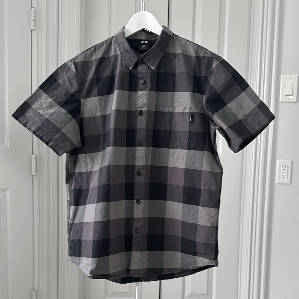 Oakley cotton men’s short sleeve shirt. L.